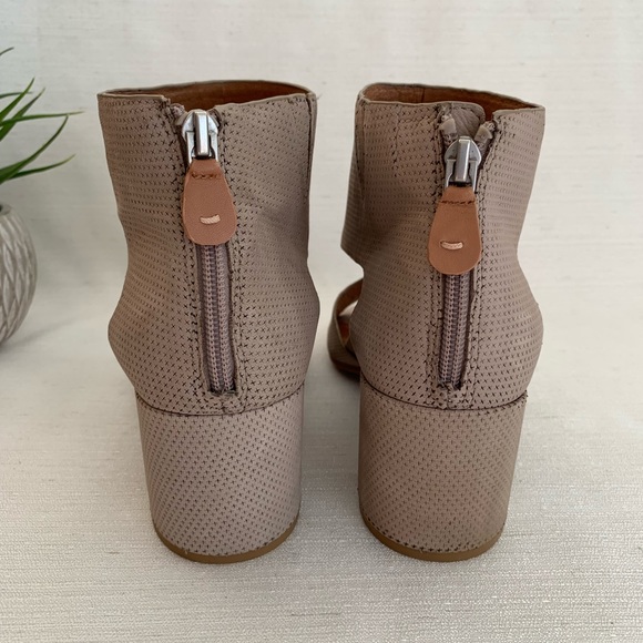 NWOT GENTLE SOULS by Kenneth Cole Roan Heeled Sandals Woman’s 9 - Picture 12 of 13